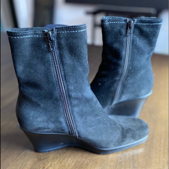 La Canadienne
Geri Waterproof Suede Wedge Bootie - Picture 4 of 11